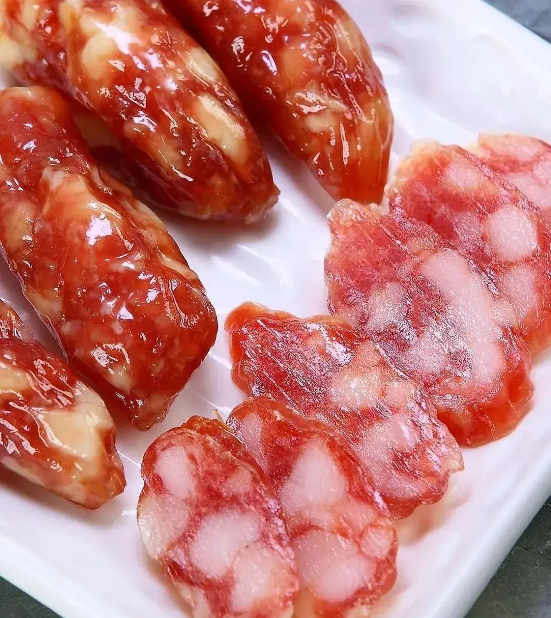 女子连吃一周腊肠后左眼失明
