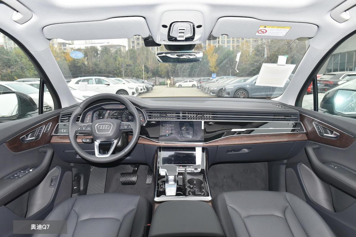 预算60万买豪华suv,林肯飞行家对比奥迪q7,究竟谁更胜一筹?