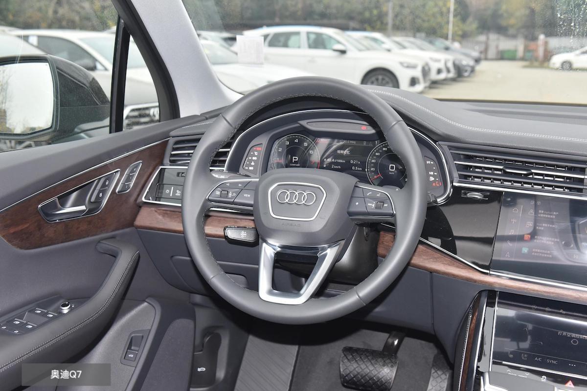 预算60万买豪华suv,林肯飞行家对比奥迪q7,究竟谁更胜一筹?