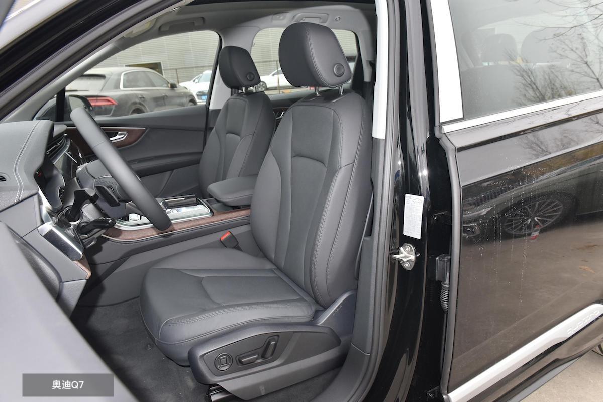 预算60万买豪华suv,林肯飞行家对比奥迪q7,究竟谁更胜一筹?