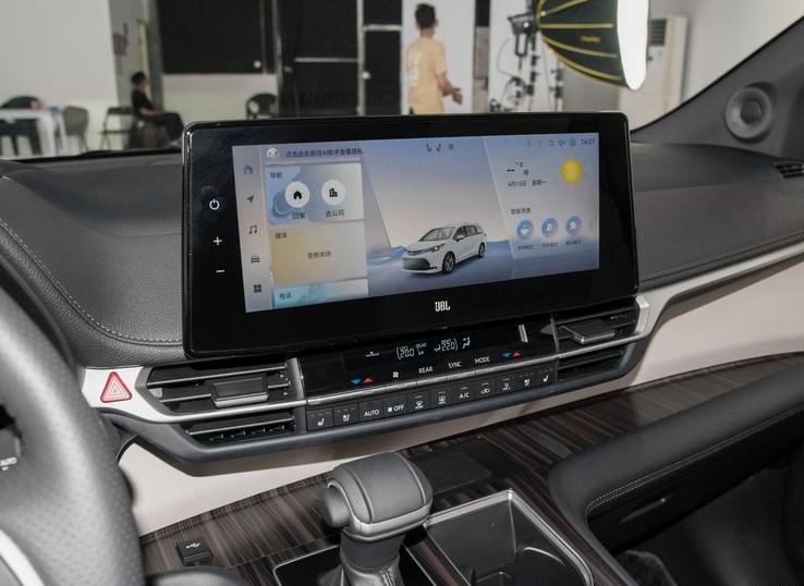 2024款赛那上市 售价29.98万起 全系官降2.5万 新增e-four四驱车型