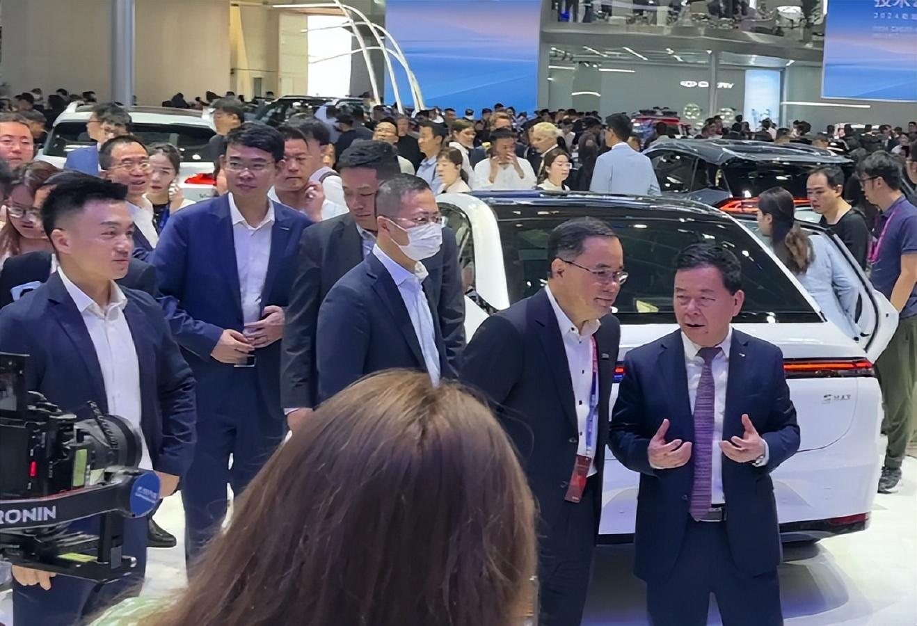 广汽集团董事长曾庆洪车展疑似说话:从明天开始绝对不能这样做了