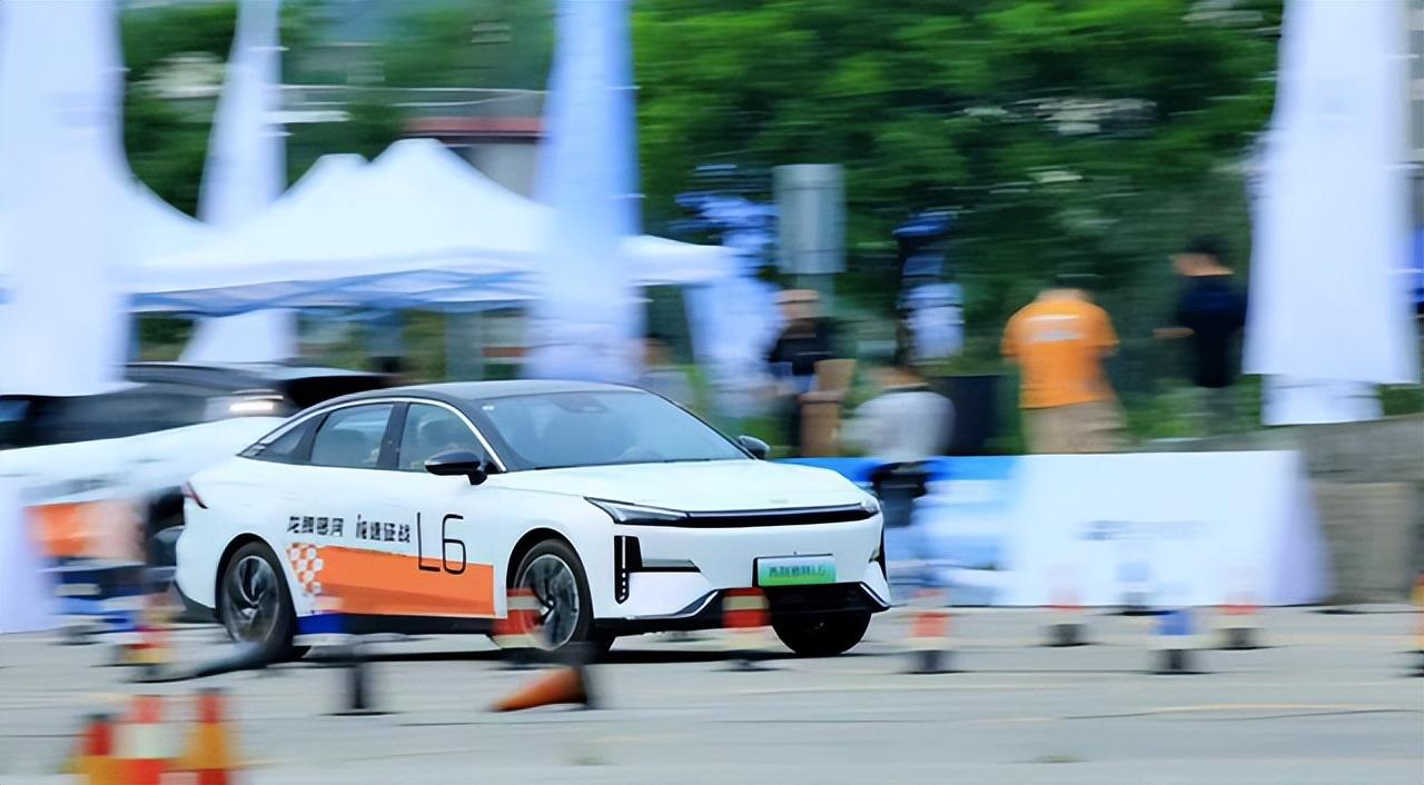 谁说家用车玩不起来?吉利银河l6、l7龙腾版场地试驾体验