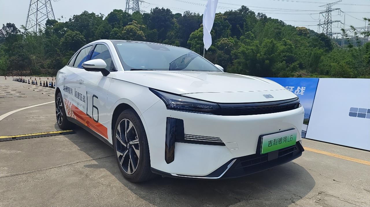 谁说家用车玩不起来?吉利银河l6、l7龙腾版场地试驾体验
