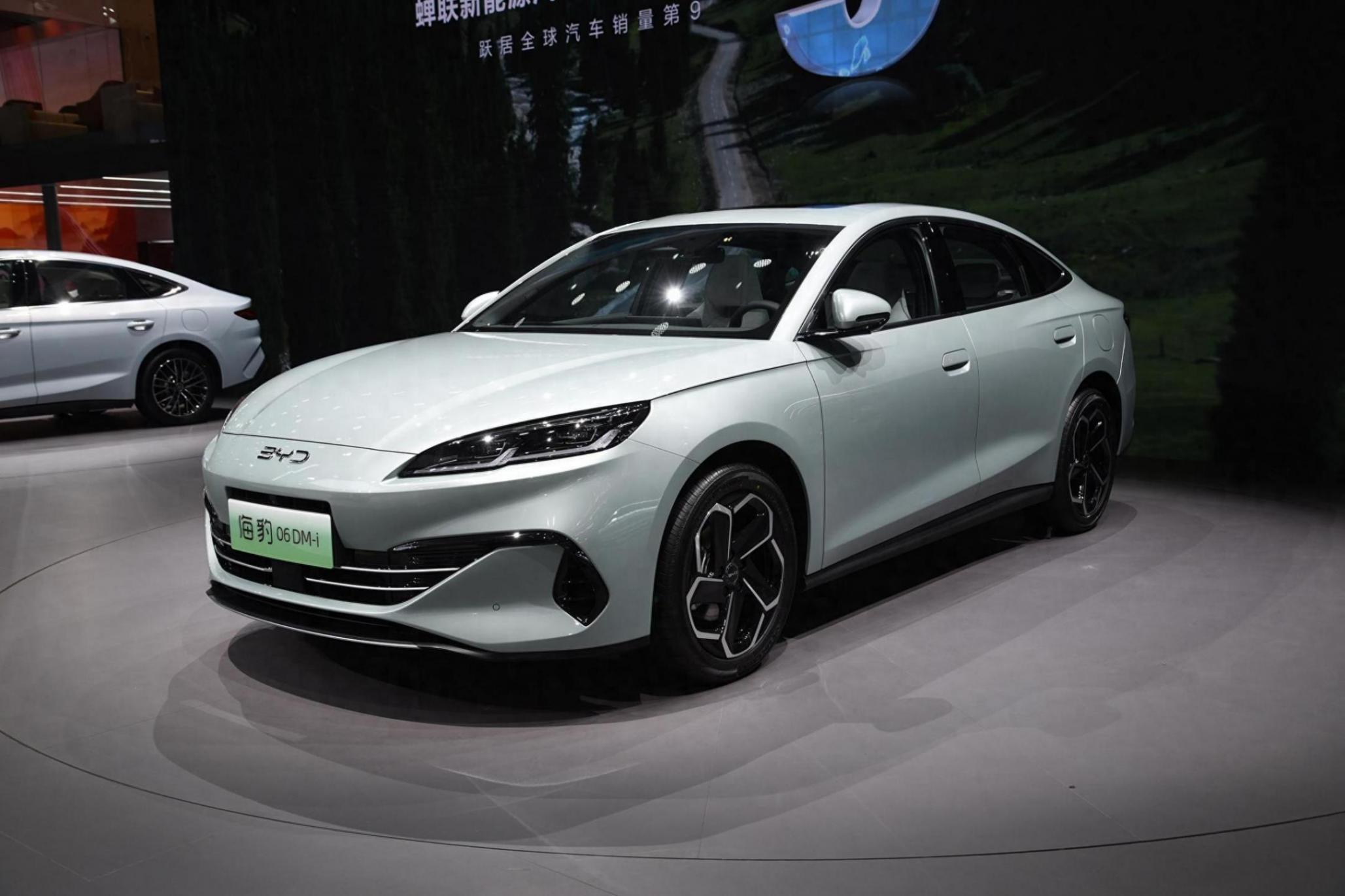 中型车/售价或超过12万元 比亚迪海豹06 dm-i亮相2024北京车展