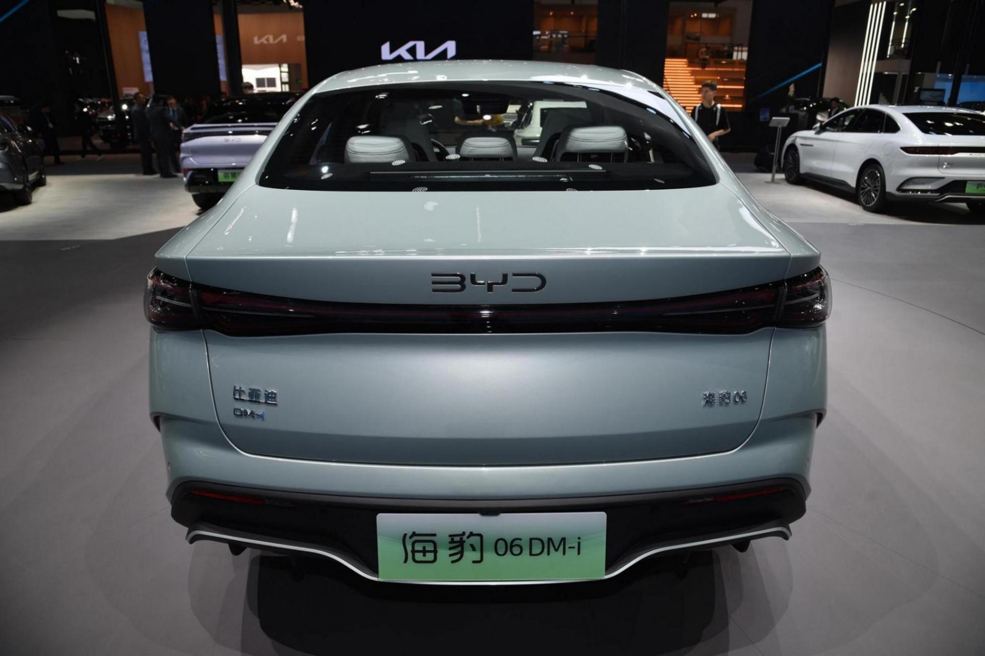 中型车/售价或超过12万元 比亚迪海豹06 dm-i亮相2024北京车展