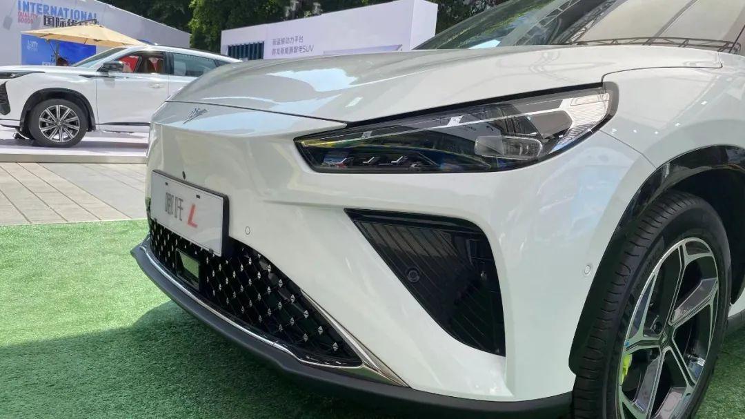 体验哪吒l:新三件套样样都有,增程系统升级,平替理想l6?