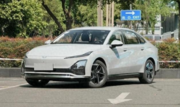 想买性价比高的纯电车?五菱星光ev了解下,15分钟补能200km