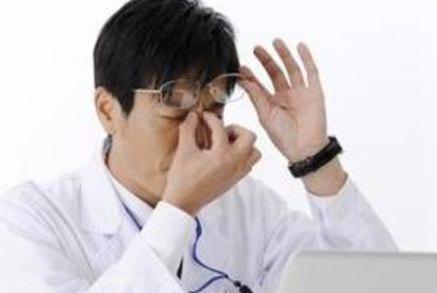 手机成瘾:睡前玩手机竟导致5大“毛病”