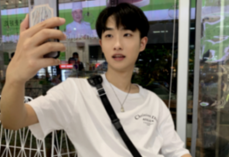 手机成瘾:睡前玩手机竟导致5大“毛病”