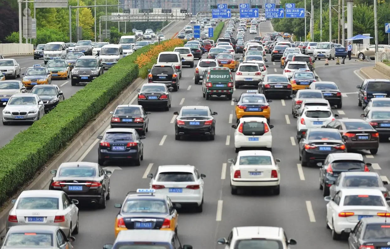 未来是电车“卷土重来”?还是油车“永不落幕”?历史早给出答案