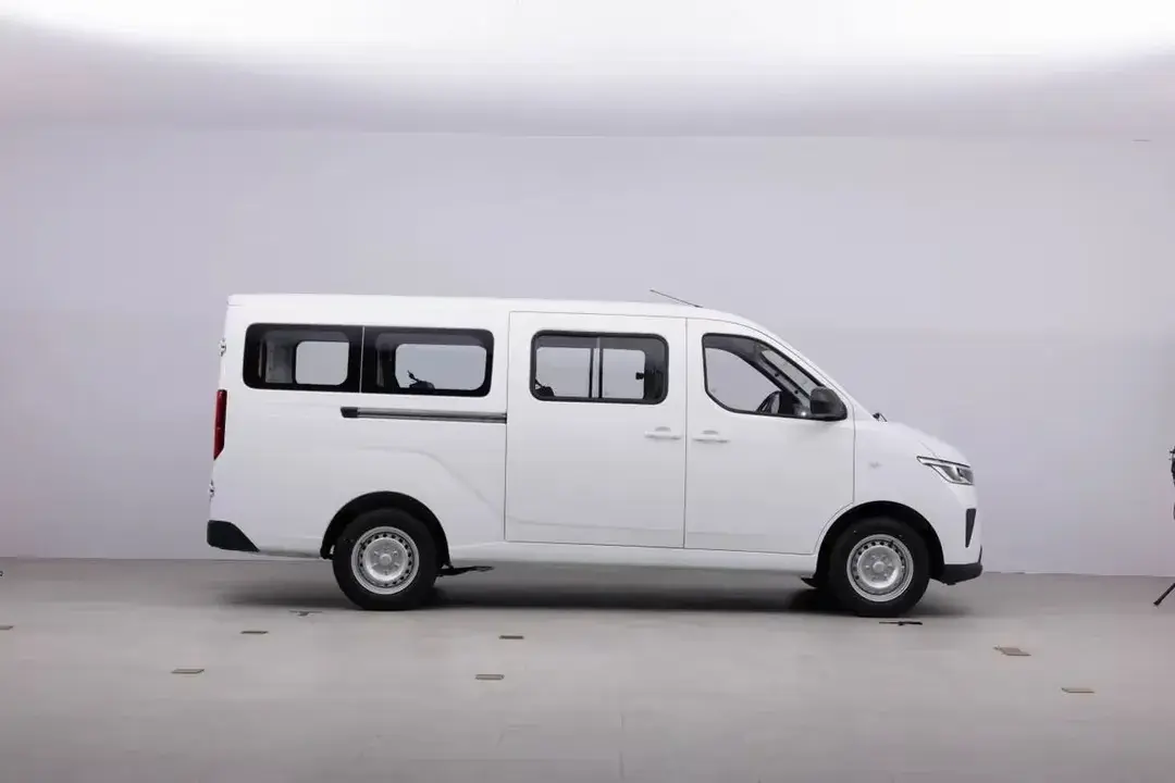 纯电面包车“天花板”,全新一代五菱扬光上市,车长对比宝马5系