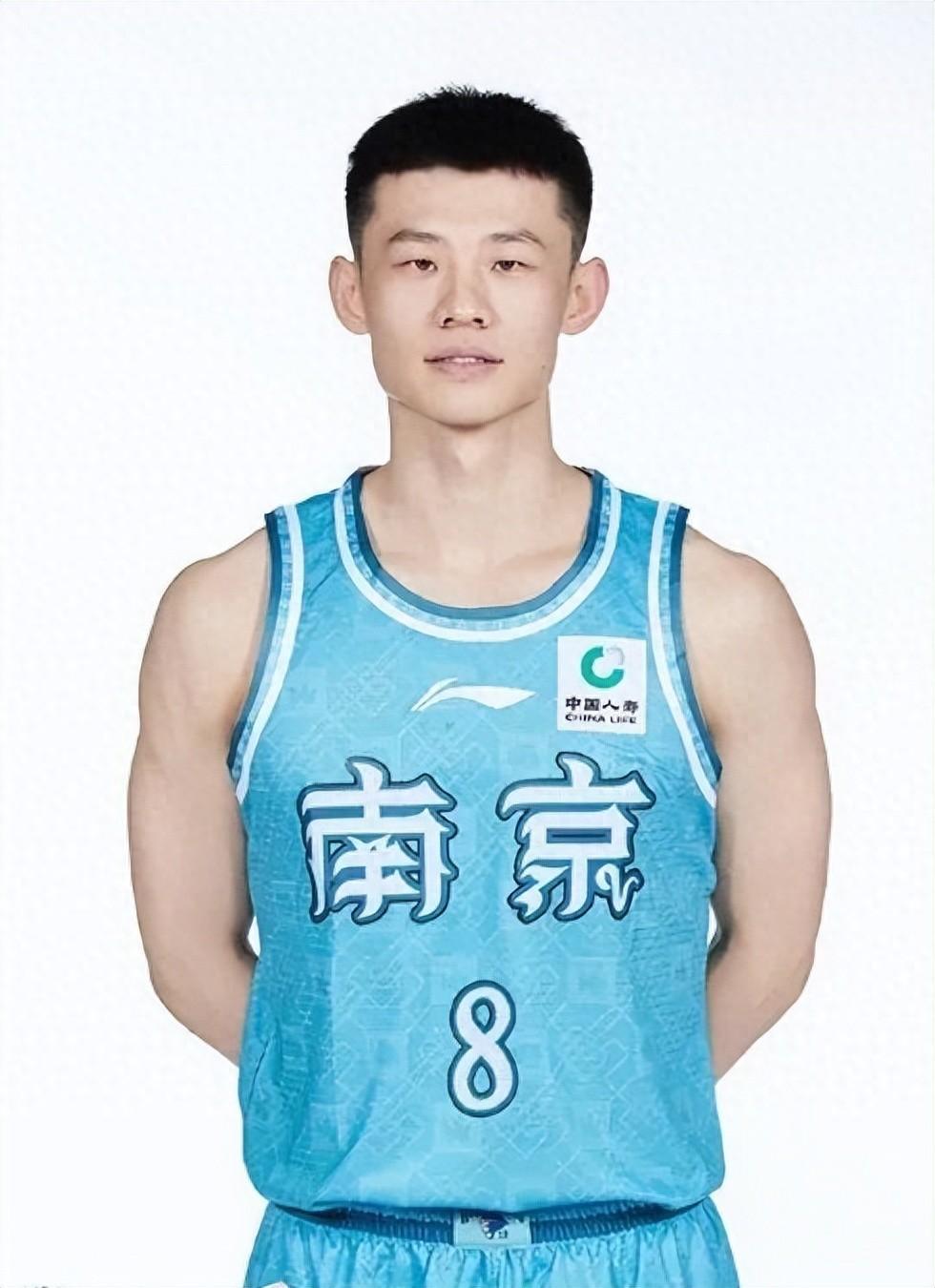 cba北京北汽下赛季引援首选大小王炸一个是王哲林一个是王岚嵚?