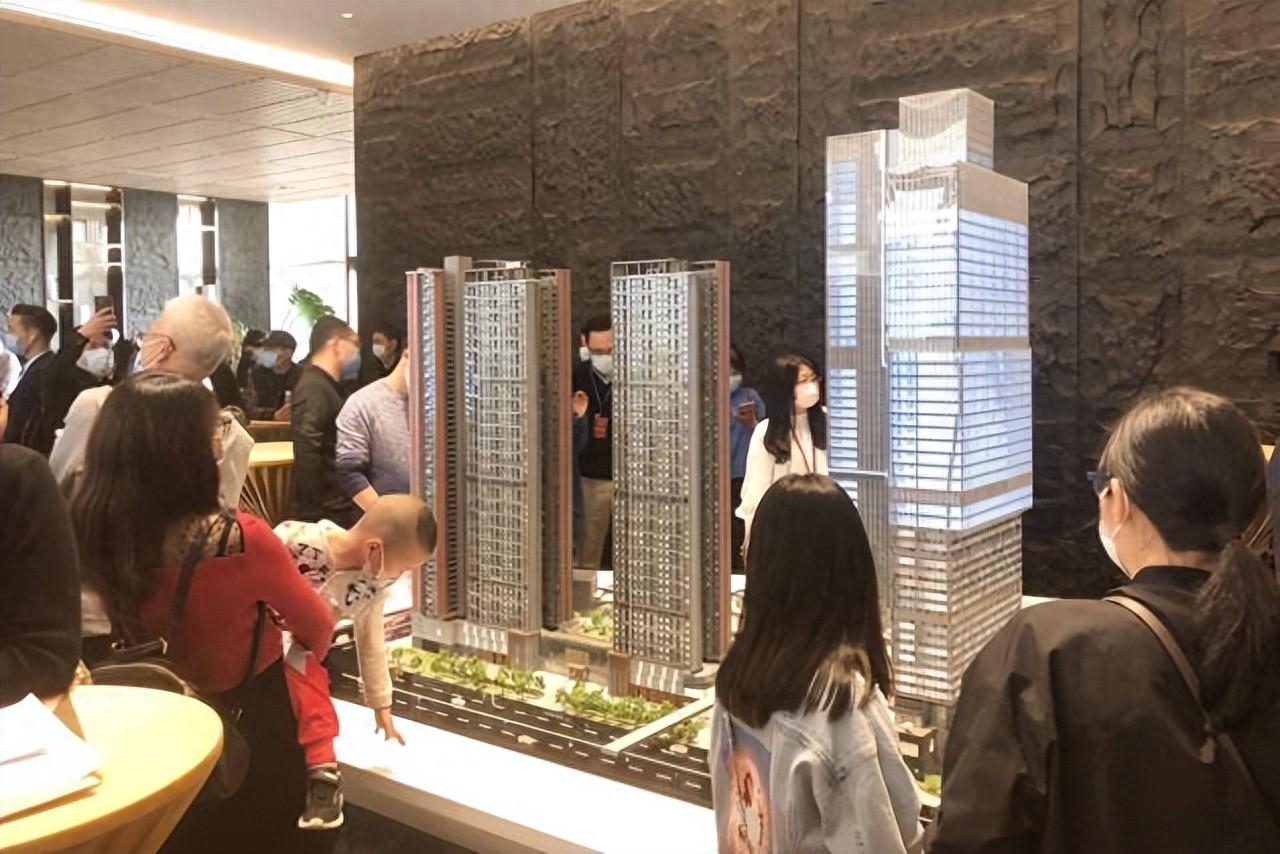 楼市新政实施首日,广州楼盘凌晨加班迎购房客
