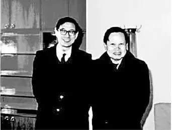 1987年，葛墨林（左）与杨振宁先生（右）在南开大学合影。图片选自《我知道的杨振宁》